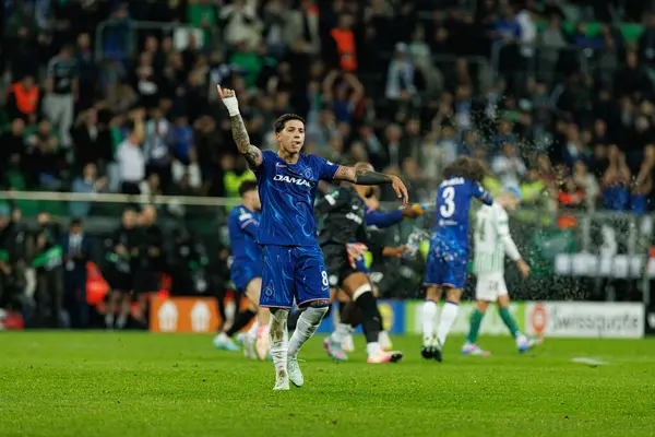 Enzo Fernandez, Real Betis Balompie ve Chelsea FC (Maciej Rogowski) arasında oynanan UEFA Konferans Ligi 2025 final maçında görüldü.)