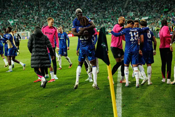 Chelsea 'nin oyuncuları, Real Betis Balompie ile Chelsea FC (Maciej Rogowski) arasındaki UEFA Konferans Ligi 2025 final maçında Moises Caicedo' dan gol üstüne gol atarken görüldü.)