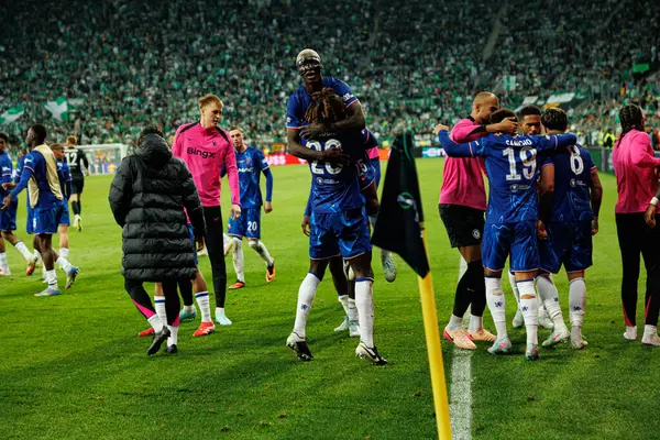 Chelsea 'nin oyuncuları, Real Betis Balompie ile Chelsea FC (Maciej Rogowski) arasındaki UEFA Konferans Ligi 2025 final maçında Moises Caicedo' dan gol üstüne gol atarken görüldü.)