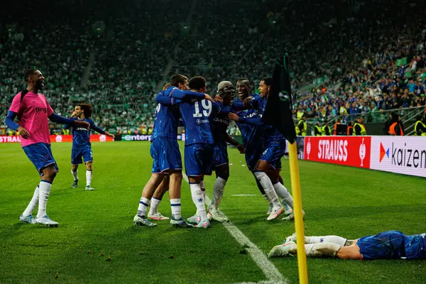 Chelsea 'nin oyuncuları, Real Betis Balompie ile Chelsea FC (Maciej Rogowski) arasındaki UEFA Konferans Ligi 2025 final maçında Moises Caicedo' dan gol üstüne gol atarken görüldü.)