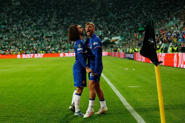 Marc Cucurella ve Kiernan Dewsbury-Hall UEFA Konferans Ligi 2025 final maçında Real Betis Balompie ve Chelsea FC (Maciej Rogowski)