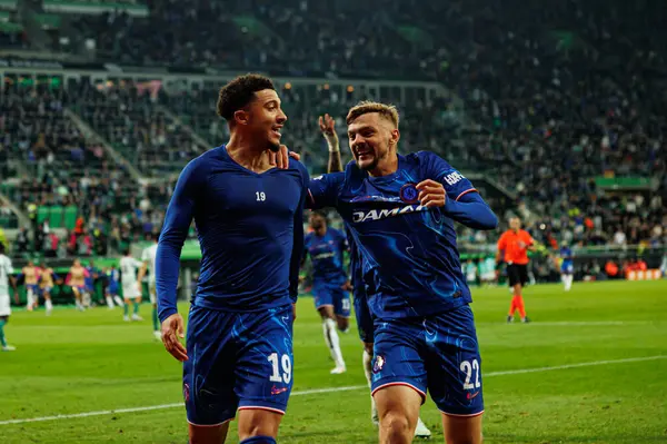 Jadon Sancho ve Kiernan Dewsbury-Hall UEFA Konferans Ligi 2025 final maçında Real Betis Balompie ve Chelsea FC (Maciej Rogowski)