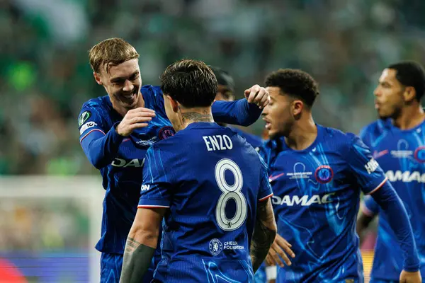 Enzo Fernandez, Real Betis Balompie ve Chelsea FC (Maciej Rogowski) arasında oynanan UEFA Konferans Ligi 2025 final maçında gol attıktan sonra kutlama yaparken görüldü.)