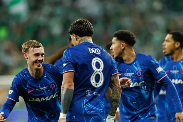 Enzo Fernandez, Real Betis Balompie ve Chelsea FC (Maciej Rogowski) arasında oynanan UEFA Konferans Ligi 2025 final maçında gol attıktan sonra kutlama yaparken görüldü.)