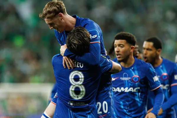 Enzo Fernandez, Real Betis Balompie ve Chelsea FC (Maciej Rogowski) arasında oynanan UEFA Konferans Ligi 2025 final maçında gol attıktan sonra kutlama yaparken görüldü.)