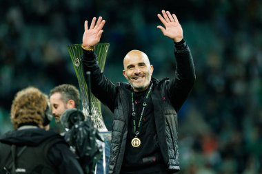 Enzo Maresca, Real Betis Balompie ve Chelsea FC (Maciej Rogowski) arasında oynanan UEFA Konferans Ligi 2025 final maçında görüldü.)