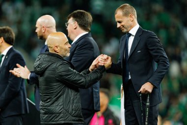 Enzo Maresca nad Aleksander Ceferin, Real Betis Balompie ile Chelsea FC (Maciej Rogowski) arasındaki UEFA Konferans Ligi 2025 final maçında görüldü.)