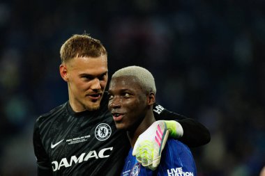 Filip Jorgensen ve Moises Caicedo, Real Betis Balompie ile Chelsea FC (Maciej Rogowski) arasında oynanan UEFA Konferans Ligi 2025 final maçında görüldü.)