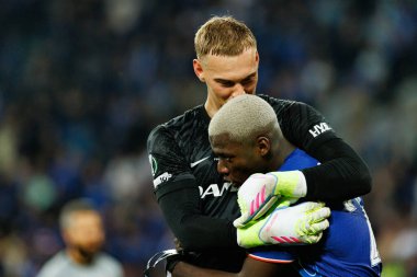 Filip Jorgensen ve Moises Caicedo, Real Betis Balompie ile Chelsea FC (Maciej Rogowski) arasında oynanan UEFA Konferans Ligi 2025 final maçında görüldü.)