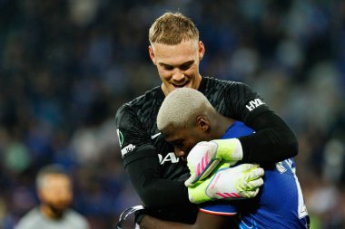 Filip Jorgensen ve Moises Caicedo, Real Betis Balompie ile Chelsea FC (Maciej Rogowski) arasında oynanan UEFA Konferans Ligi 2025 final maçında görüldü.)