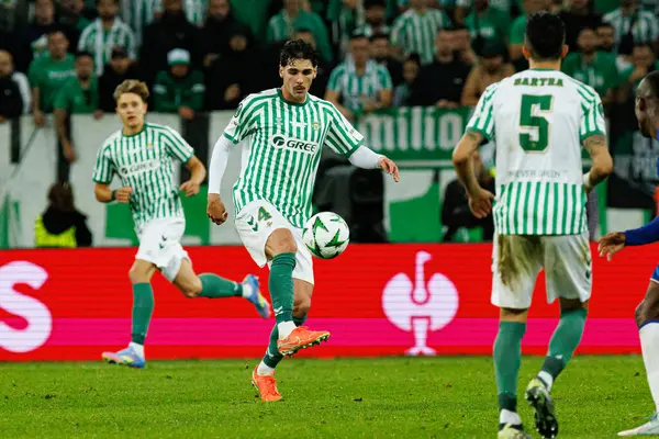 Johnny Cardoso, Real Betis Balompie ve Chelsea FC (Maciej Rogowski) arasında oynanan UEFA Konferans Ligi 2025 final maçında görüldü.)