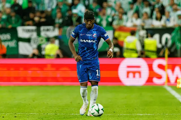 Noni Madueke, Real Betis Balompie ve Chelsea FC (Maciej Rogowski) arasında oynanan UEFA Konferans Ligi 2025 final maçında görüldü.)