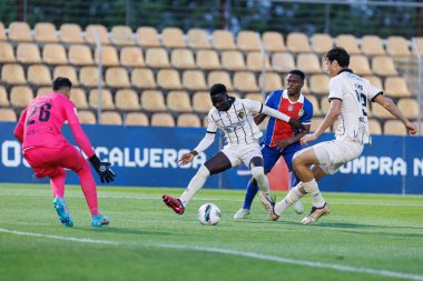 Her iki takımın oyuncuları Liga Portekiz 2 maçında FC Alverca ve Portimonense SC (Maciej Rogowski) takımları arasında görüldü.)
