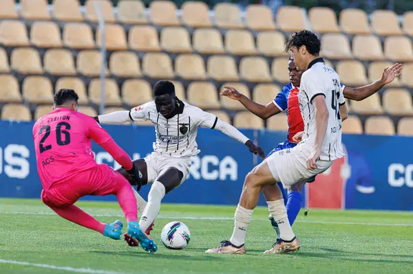 Her iki takımın oyuncuları Liga Portekiz 2 maçında FC Alverca ve Portimonense SC (Maciej Rogowski) takımları arasında görüldü.)