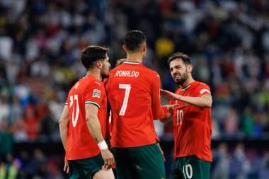 Portekizli oyuncular, UEFA Milletler Ligi 2025 yarı final maçında Almanya ve Portekiz milli takımları arasında Cristiano Ronaldo 'dan gol üstüne gol atarken görüldü (Maciej Rogowski)