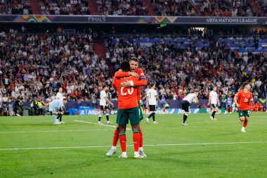 Nuno Mendes ve Cristiano Ronaldo, Almanya ve Portekiz milli takımları arasında oynanan 2025 UEFA Milletler Ligi yarı final maçında görüldü (Maciej Rogowski)