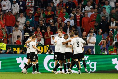 Almanya 'nın oyuncuları UEFA Uluslar Ligi 2025 yarı final maçında Almanya ve Portekiz milli takımları arasında gol üstüne gol atarken görüldü (Maciej Rogowski)