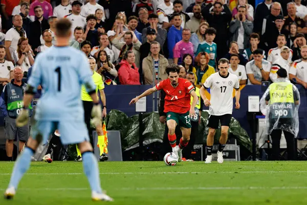 Almanya ve Portekiz milli takımları arasında oynanan 2025 UEFA Milletler Ligi yarı final maçında Vitinha ve Florian Wirtz görüldü (Maciej Rogowski)