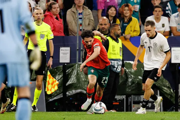 Almanya ve Portekiz milli takımları arasında oynanan 2025 UEFA Milletler Ligi yarı final maçında Vitinha ve Florian Wirtz görüldü (Maciej Rogowski)