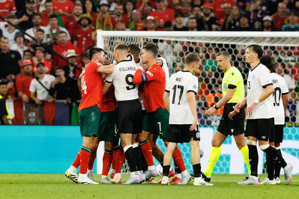 Her iki takımın oyuncuları, Almanya ve Portekiz milli takımları arasında oynanan 2025 UEFA Uluslar Ligi yarı final maçında tartışırken görüldü (Maciej Rogowski)