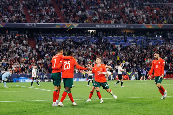 Portekizli oyuncular, UEFA Milletler Ligi 2025 yarı final maçında Almanya ve Portekiz milli takımları arasında Cristiano Ronaldo 'dan gol üstüne gol atarken görüldü (Maciej Rogowski)