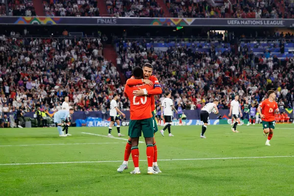 Nuno Mendes ve Cristiano Ronaldo, Almanya ve Portekiz milli takımları arasında oynanan 2025 UEFA Milletler Ligi yarı final maçında görüldü (Maciej Rogowski)