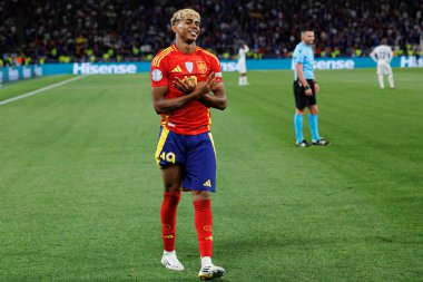 Lamine Yamal, İspanya ve Fransa milli takımları arasında oynanan 2025 UEFA Milletler Ligi yarı final maçında gol attıktan sonra kutlama yaparken görüldü (Maciej Rogowski)