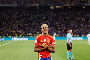 Lamine Yamal, İspanya ve Fransa milli takımları arasında oynanan 2025 UEFA Milletler Ligi yarı final maçında gol attıktan sonra kutlama yaparken görüldü (Maciej Rogowski)