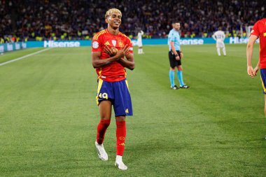 Lamine Yamal, İspanya ve Fransa milli takımları arasında oynanan 2025 UEFA Milletler Ligi yarı final maçında gol attıktan sonra kutlama yaparken görüldü (Maciej Rogowski)