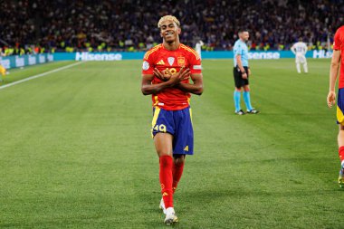 Lamine Yamal, İspanya ve Fransa milli takımları arasında oynanan 2025 UEFA Milletler Ligi yarı final maçında gol attıktan sonra kutlama yaparken görüldü (Maciej Rogowski)