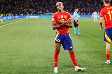 Lamine Yamal, İspanya ve Fransa milli takımları arasında oynanan 2025 UEFA Milletler Ligi yarı final maçında gol attıktan sonra kutlama yaparken görüldü (Maciej Rogowski)