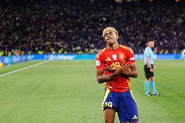 Lamine Yamal, İspanya ve Fransa milli takımları arasında oynanan 2025 UEFA Milletler Ligi yarı final maçında gol attıktan sonra kutlama yaparken görüldü (Maciej Rogowski)
