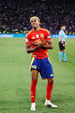 Lamine Yamal, İspanya ve Fransa milli takımları arasında oynanan 2025 UEFA Milletler Ligi yarı final maçında gol attıktan sonra kutlama yaparken görüldü (Maciej Rogowski)