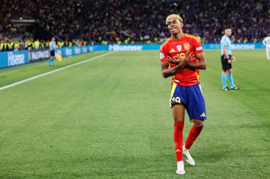 Lamine Yamal, İspanya ve Fransa milli takımları arasında oynanan 2025 UEFA Milletler Ligi yarı final maçında gol attıktan sonra kutlama yaparken görüldü (Maciej Rogowski)