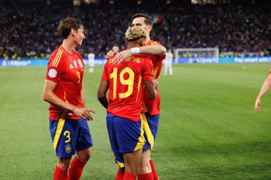 Lamine Yamal ve Robin Le Normand, İspanya ve Fransa milli takımları arasındaki 2025 UEFA Milletler Ligi yarı final maçında gol attıktan sonra kutlama yaparken görüldü (Maciej Rogowski)