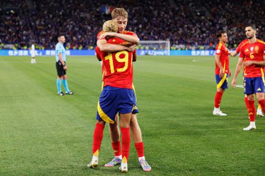 Lamine Yamal ve Dean Huijsen, UEFA Milletler Ligi 2025 yarı final maçında İspanya ve Fransa milli takımları arasında gol attıktan sonra kutlama yaparken görüldü (Maciej Rogowski)