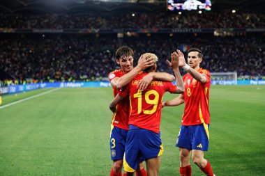 Lamine Yamal ve Robin Le Normand, İspanya ve Fransa milli takımları arasındaki 2025 UEFA Milletler Ligi yarı final maçında gol attıktan sonra kutlama yaparken görüldü (Maciej Rogowski)