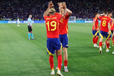 Lamine Yamal ve Dean Huijsen, UEFA Milletler Ligi 2025 yarı final maçında İspanya ve Fransa milli takımları arasında gol attıktan sonra kutlama yaparken görüldü (Maciej Rogowski)