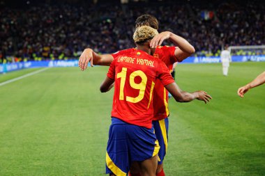 Lamine Yamal ve Robin Le Normand, İspanya ve Fransa milli takımları arasındaki 2025 UEFA Milletler Ligi yarı final maçında gol attıktan sonra kutlama yaparken görüldü (Maciej Rogowski)