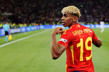Lamine Yamal, İspanya ve Fransa milli takımları arasında oynanan 2025 UEFA Milletler Ligi yarı final maçında gol attıktan sonra kutlama yaparken görüldü (Maciej Rogowski)