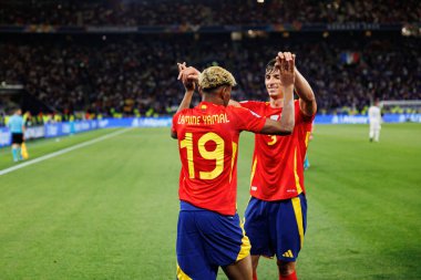 Lamine Yamal ve Robin Le Normand, İspanya ve Fransa milli takımları arasındaki 2025 UEFA Milletler Ligi yarı final maçında gol attıktan sonra kutlama yaparken görüldü (Maciej Rogowski)