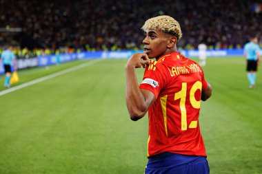 Lamine Yamal, İspanya ve Fransa milli takımları arasında oynanan 2025 UEFA Milletler Ligi yarı final maçında gol attıktan sonra kutlama yaparken görüldü (Maciej Rogowski)