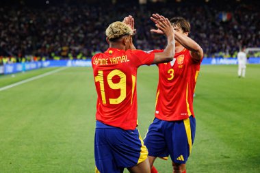 Lamine Yamal, İspanya ve Fransa milli takımları arasında oynanan 2025 UEFA Milletler Ligi yarı final maçında gol attıktan sonra kutlama yaparken görüldü (Maciej Rogowski)