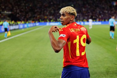 Lamine Yamal, İspanya ve Fransa milli takımları arasında oynanan 2025 UEFA Milletler Ligi yarı final maçında gol attıktan sonra kutlama yaparken görüldü (Maciej Rogowski)