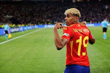 Lamine Yamal, İspanya ve Fransa milli takımları arasında oynanan 2025 UEFA Milletler Ligi yarı final maçında gol attıktan sonra kutlama yaparken görüldü (Maciej Rogowski)