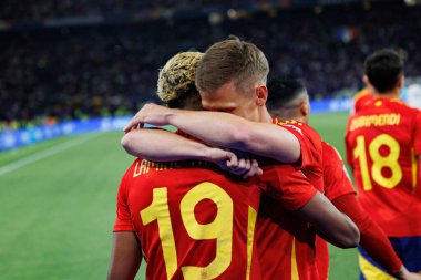 Lamine Yamal ve Dani Olmo, İspanya ve Fransa milli takımları arasında oynanan 2025 UEFA Milletler Ligi yarı final maçında gol attıktan sonra kutlama yaparken görüldü (Maciej Rogowski)