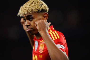 Lamine Yamal, İspanya ve Fransa milli takımları arasında oynanan 2025 UEFA Milletler Ligi yarı final maçında gol attıktan sonra kutlama yaparken görüldü (Maciej Rogowski)