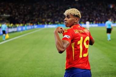 Lamine Yamal, İspanya ve Fransa milli takımları arasında oynanan 2025 UEFA Milletler Ligi yarı final maçında gol attıktan sonra kutlama yaparken görüldü (Maciej Rogowski)