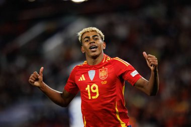 Lamine Yamal, İspanya ve Fransa milli takımları arasında oynanan 2025 UEFA Milletler Ligi yarı final maçında gol attıktan sonra kutlama yaparken görüldü (Maciej Rogowski)