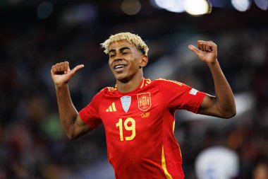 Lamine Yamal, İspanya ve Fransa milli takımları arasında oynanan 2025 UEFA Milletler Ligi yarı final maçında gol attıktan sonra kutlama yaparken görüldü (Maciej Rogowski)
